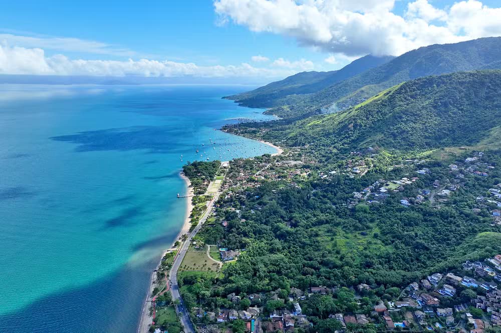 Passeio de barco em Ilhabela - vista das águas cristalinas do litoral norte de São Paulo